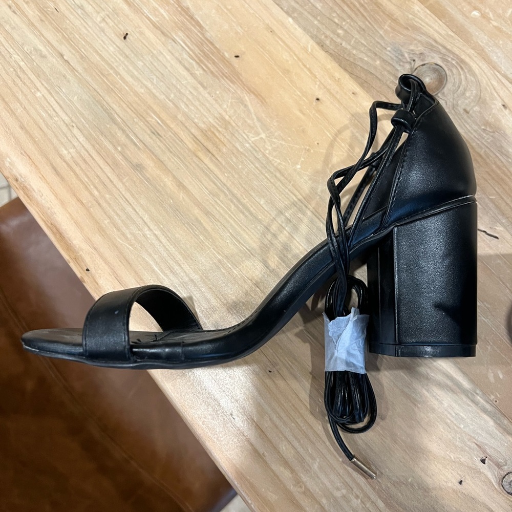 Lulus Heals size 8 black with tie up the leg straps
